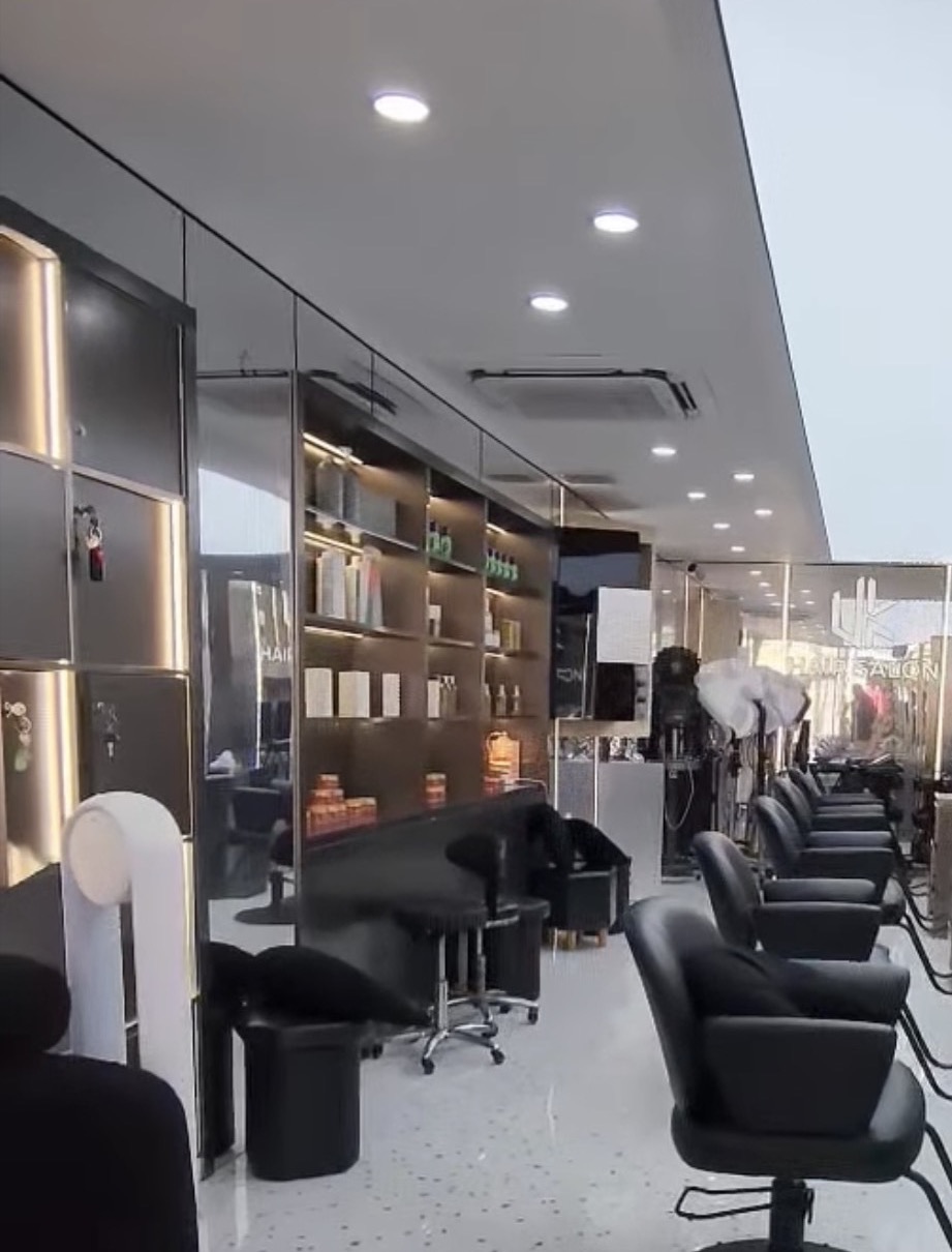 Dãy ghế và quầy sản phẩm tại UK Hair Salon