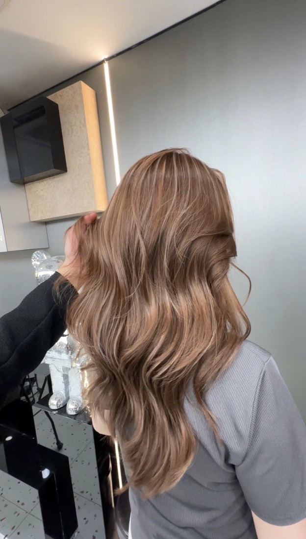 Uốn sóng lơi kết hợp nhuộm balayage